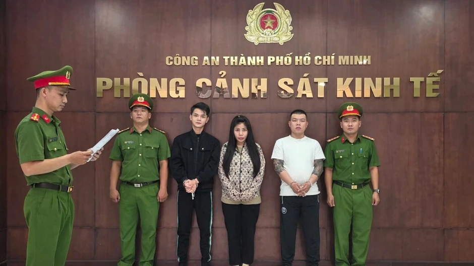 Công an TP.HCM triệt phá nhóm bán khí cười, giao dịch qua mạng hơn 10 tỉ đồng Công an TP.HCM triệt phá nhóm bán khí cười, giao dịch qua mạng hơn 10 tỉ đồng