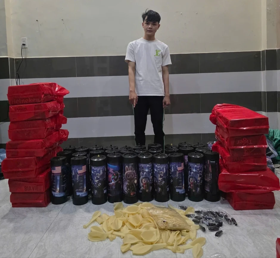 Công an TP.HCM triệt phá nhóm bán khí cười, giao dịch qua mạng hơn 10 tỉ đồng Công an TP.HCM triệt phá nhóm bán khí cười, giao dịch qua mạng hơn 10 tỉ đồng