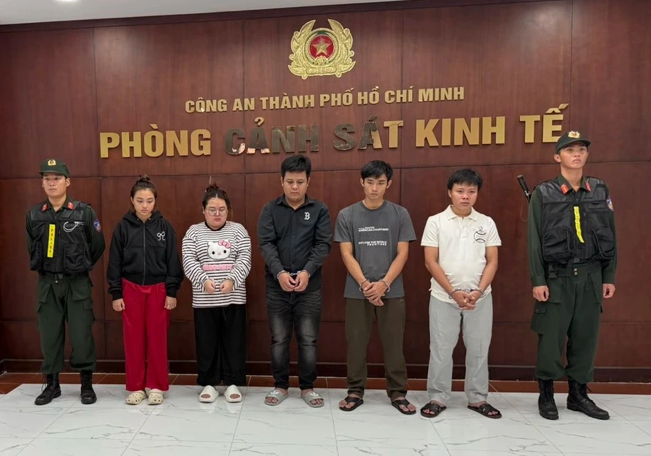 Công an TP.HCM triệt phá xưởng sản xuất hơn 23.000 đôi dép 'hàng hiệu' giả Công an TP.HCM triệt phá xưởng sản xuất hơn 23.000 đôi dép 'hàng hiệu' giả