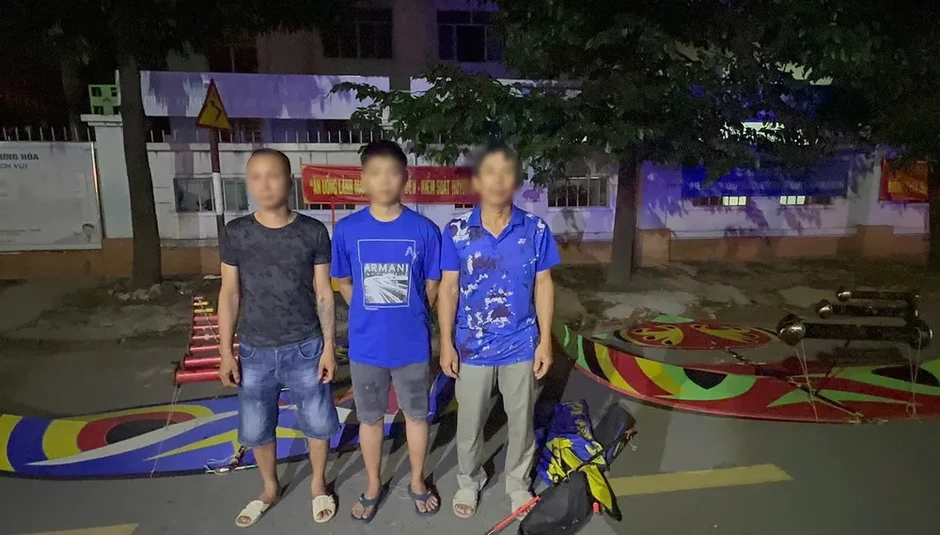 Công an TPHCM triệu tập 3 người thả diều gắn đèn uy hiếp an toàn hàng không Công an TPHCM triệu tập 3 người thả diều gắn đèn uy hiếp an toàn hàng không