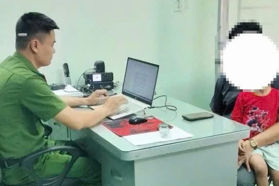 Công an TP.HCM xác minh clip người cha dùng dép đánh con Công an TP.HCM xác minh clip người cha dùng dép đánh con