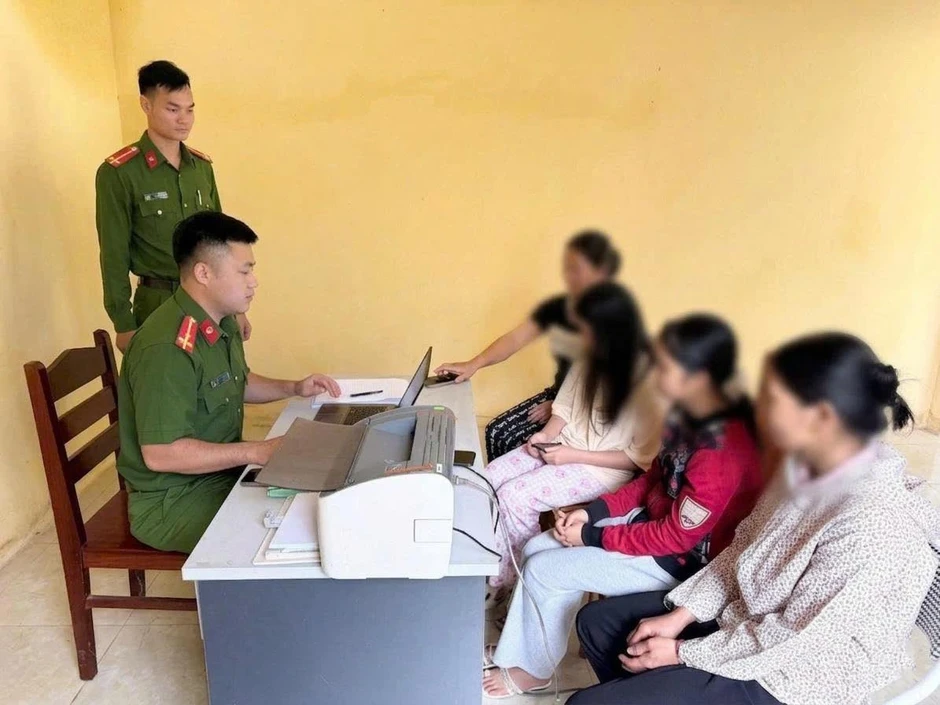 Công an truy tìm 2 thiếu nữ 14 tuổi nghe người lạ bỏ nhà "đi làm ở Hà Nội" Công an truy tìm 2 thiếu nữ 14 tuổi nghe người lạ bỏ nhà "đi làm ở Hà Nội"