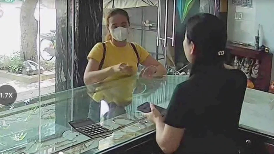 Công an truy tìm khẩn cấp đôi nam nữ liên quan vụ cướp giật ở tiệm vàng Công an truy tìm khẩn cấp đôi nam nữ liên quan vụ cướp giật ở tiệm vàng