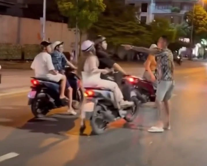 Công an truy tìm người đàn ông hành hung nam thanh niên ở Hà Nội