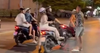 Công an truy tìm người đàn ông hành hung nam thanh niên ở Hà Nội