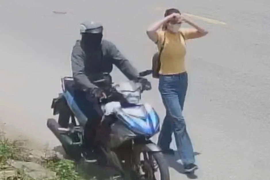Công an truy tìm người phụ nữ cướp tiệm vàng Công an truy tìm người phụ nữ cướp tiệm vàng