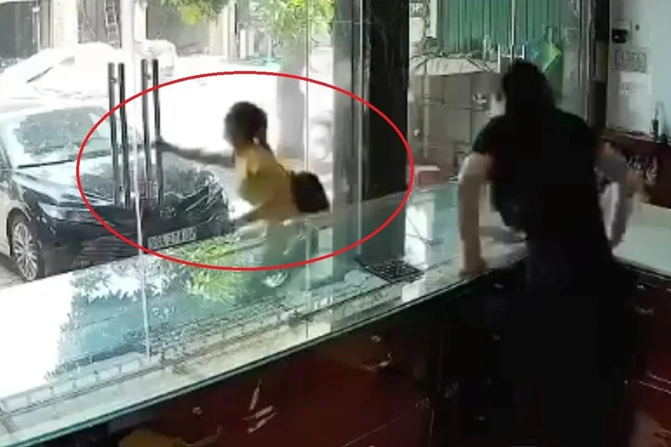 Công an truy tìm người phụ nữ cướp tiệm vàng Công an truy tìm người phụ nữ cướp tiệm vàng