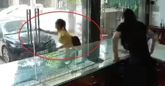 Công an truy tìm người phụ nữ cướp tiệm vàng
