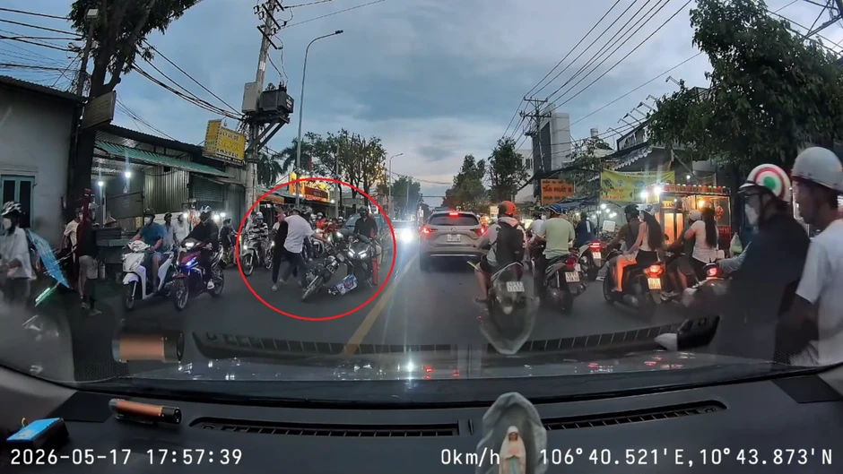 Công an vào cuộc vụ người đàn ông chở bia bị đánh giữa đường Công an vào cuộc vụ người đàn ông chở bia bị đánh giữa đường