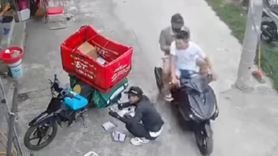 Công an vào cuộc vụ shipper bị một thanh niên đạp vào người