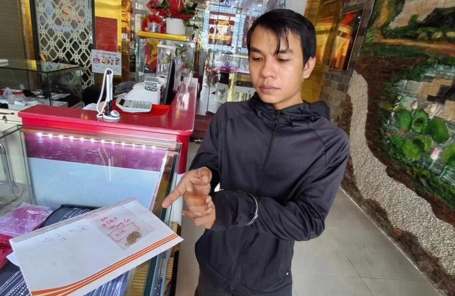 Công an xã ở TPHCM phá 2 vụ giật dây chuyền, trộm iPhone trong ngày Công an xã ở TPHCM phá 2 vụ giật dây chuyền, trộm iPhone trong ngày