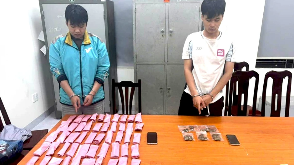 Công an xã Ứng Thiên bắt 2 đối tượng bán cần sa Công an xã Ứng Thiên bắt 2 đối tượng bán cần sa