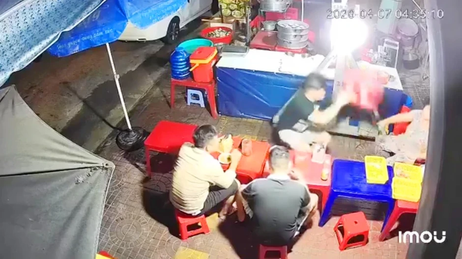 Công an xác minh clip một phụ nữ lớn tuổi bị đập ghế nhựa vào người Công an xác minh clip một phụ nữ lớn tuổi bị đập ghế nhựa vào người