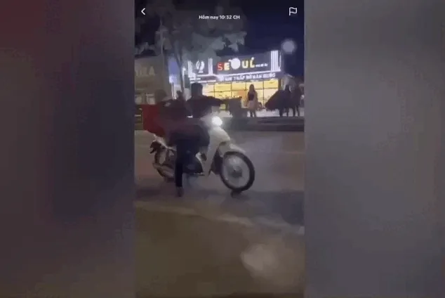 Công an xác minh clip nam shipper bị hành hung giữa đường Công an xác minh clip nam shipper bị hành hung giữa đường