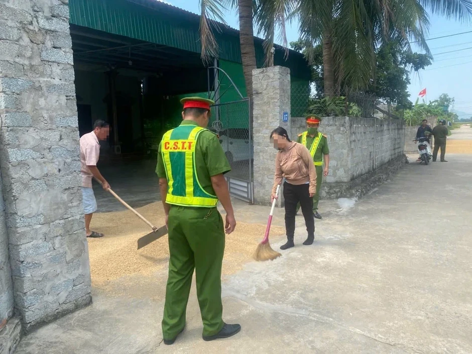 Công an xác minh clip người phụ nữ dùng cào phơi lúa ngăn xe tải Công an xác minh clip người phụ nữ dùng cào phơi lúa ngăn xe tải