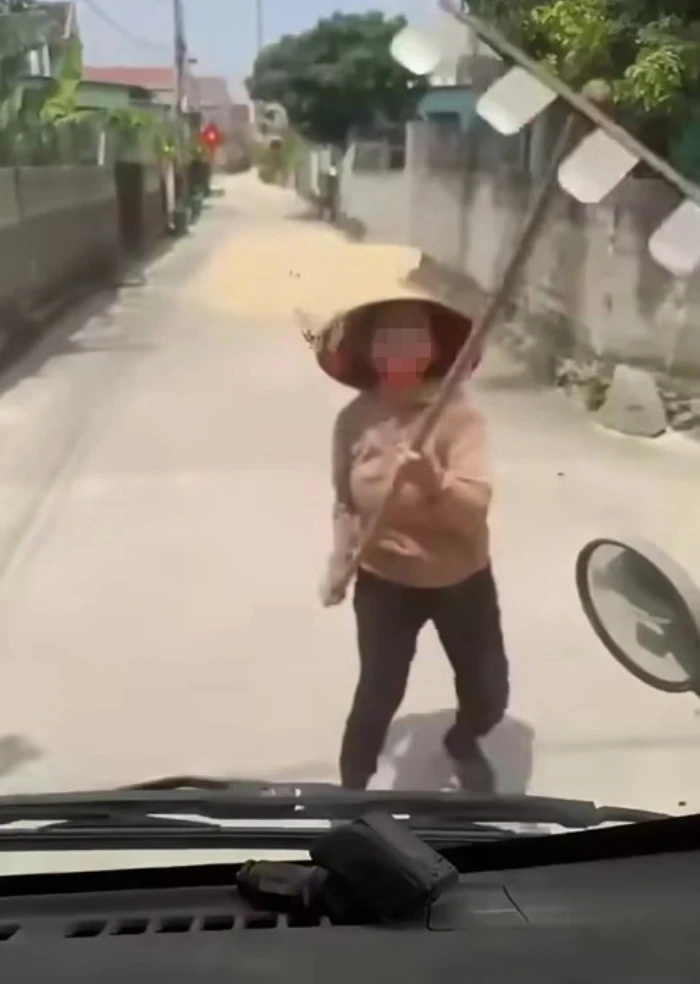 Công an xác minh clip người phụ nữ dùng cào phơi lúa ngăn xe tải Công an xác minh clip người phụ nữ dùng cào phơi lúa ngăn xe tải