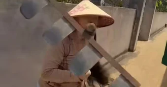 Công an xác minh clip người phụ nữ dùng cào phơi lúa ngăn xe tải