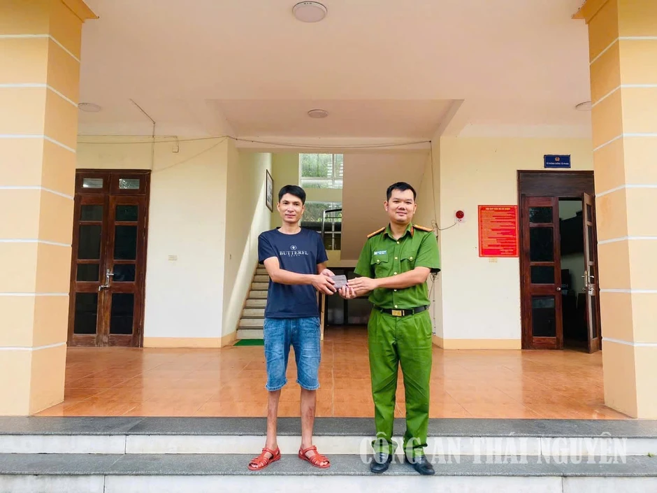 Công an xác minh số tiền 10.000.000 đồng nằm lăn lóc bên đường Công an xác minh số tiền 10.000.000 đồng nằm lăn lóc bên đường