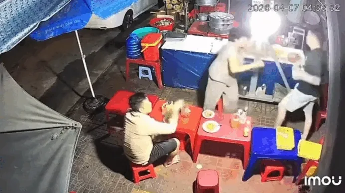 Công an xác minh video người đàn ông tấn công bà lão ở quán ăn Công an xác minh video người đàn ông tấn công bà lão ở quán ăn