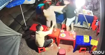 Công an xác minh video người đàn ông tấn công bà lão ở quán ăn