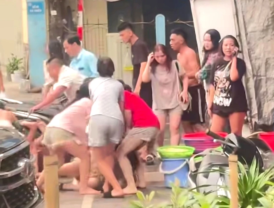 Công an xác minh vụ đôi nam nữ bị nhóm người hành hung giữa phố Hà Nội Công an xác minh vụ đôi nam nữ bị nhóm người hành hung giữa phố Hà Nội