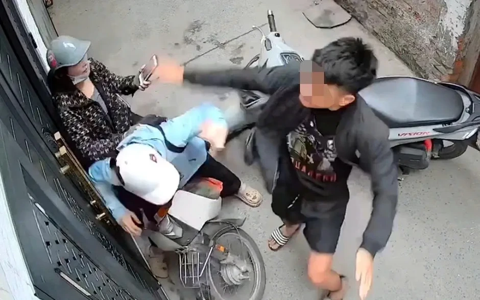 Công an xác minh vụ nam thanh niên hành hung 2 phụ nữ ở Hà Nội Công an xác minh vụ nam thanh niên hành hung 2 phụ nữ ở Hà Nội