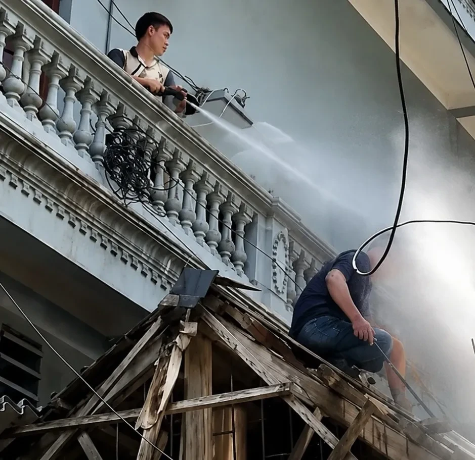 Công an xác minh vụ thợ xây bị người đàn ông xịt vòi nước khi đang làm việc Công an xác minh vụ thợ xây bị người đàn ông xịt vòi nước khi đang làm việc
