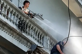 Công an xác minh vụ thợ xây bị người đàn ông xịt vòi nước khi đang làm việc