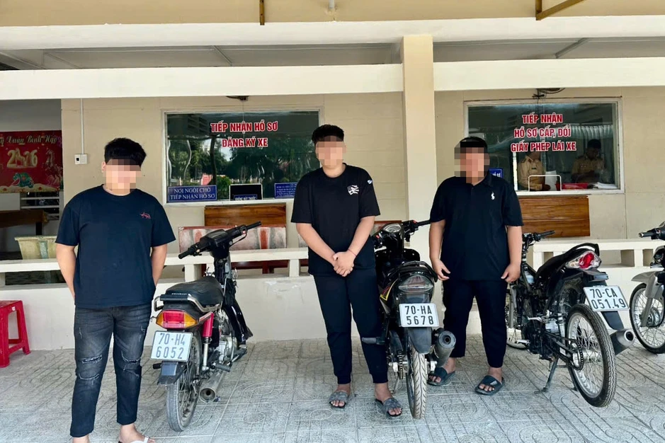 Công an xử lý nhóm thiếu niên bốc đầu xe máy ở Tây Ninh Công an xử lý nhóm thiếu niên bốc đầu xe máy ở Tây Ninh