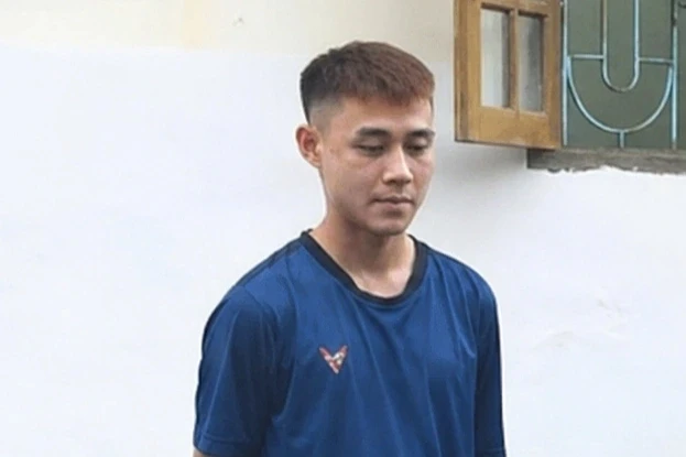 Công an xử lý thanh niên nằm sấp trên yên lái xe máy