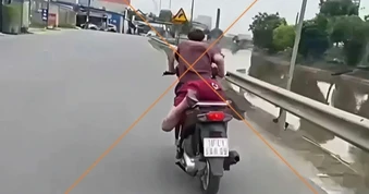 Công an xử lý thanh niên nằm sấp trên yên lái xe máy