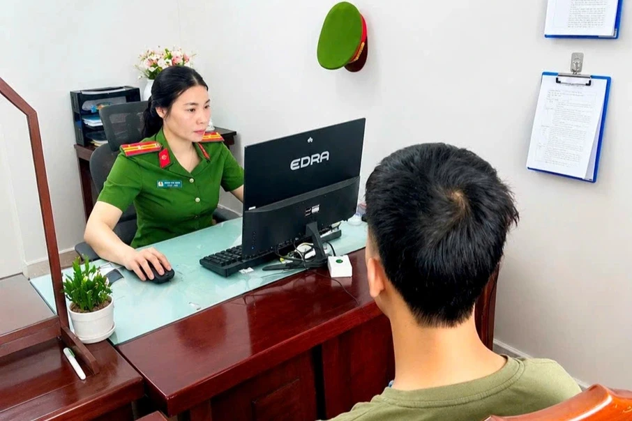 Công an xử phạt thanh niên đăng ảnh phản cảm, bạo lực để "ra oai" Công an xử phạt thanh niên đăng ảnh phản cảm, bạo lực để "ra oai"