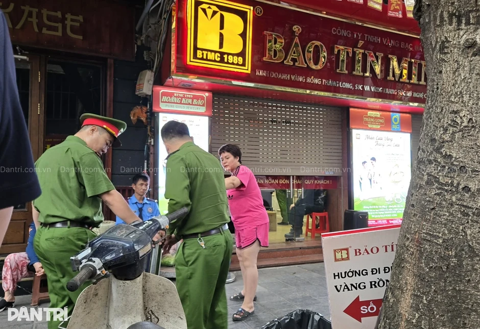 Công an xuất hiện tại 3 cơ sở vàng bạc Bảo Tín Minh Châu ở Hà Nội Công an xuất hiện tại 3 cơ sở vàng bạc Bảo Tín Minh Châu ở Hà Nội