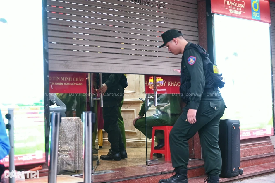 Công an xuất hiện tại 3 cơ sở vàng bạc Bảo Tín Minh Châu ở Hà Nội Công an xuất hiện tại 3 cơ sở vàng bạc Bảo Tín Minh Châu ở Hà Nội