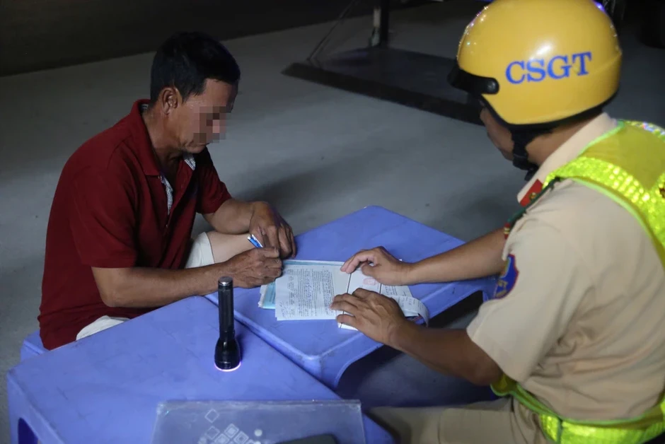 CSGT Bình Triệu phát hiện nhiều tài xế vi phạm nồng độ cồn kịch khung dịp lễ CSGT Bình Triệu phát hiện nhiều tài xế vi phạm nồng độ cồn kịch khung dịp lễ