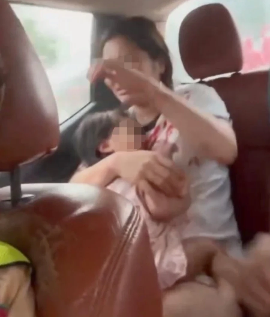 CSGT dùng xe chuyên dụng đưa bé gái bị đứt lìa ngón tay đi cấp cứu CSGT dùng xe chuyên dụng đưa bé gái bị đứt lìa ngón tay đi cấp cứu