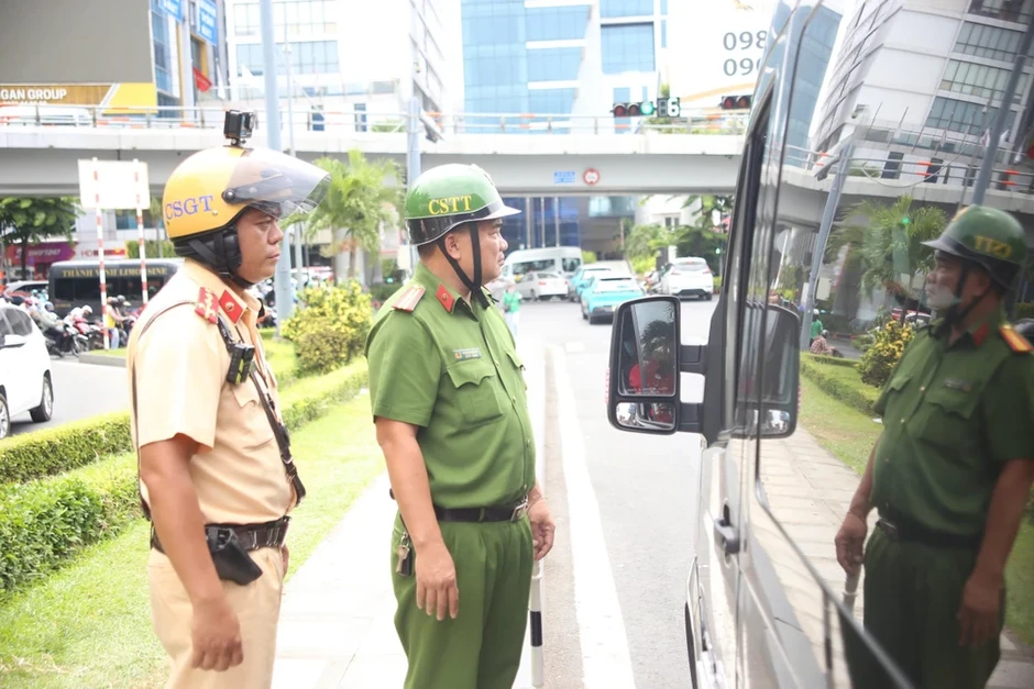 CSGT kiểm tra, xử lý dừng đỗ sai quy định tại sân bay Tân Sơn Nhất