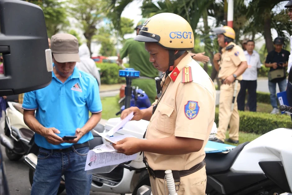 CSGT kiểm tra, xử lý dừng đỗ sai quy định tại sân bay Tân Sơn Nhất