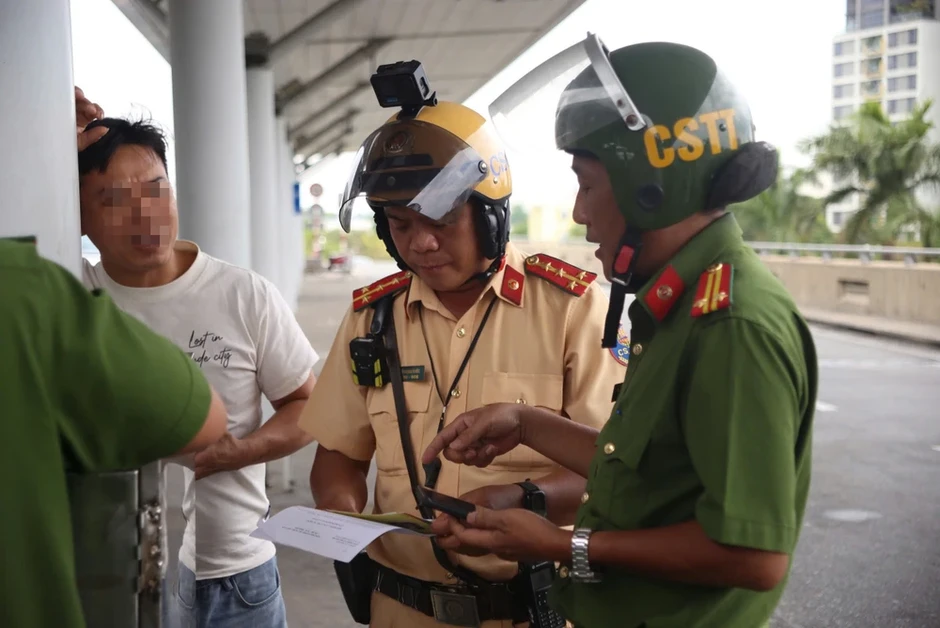 CSGT kiểm tra, xử lý dừng đỗ sai quy định tại sân bay Tân Sơn Nhất