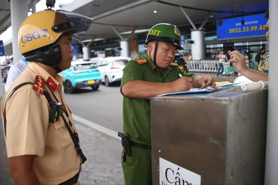 CSGT kiểm tra, xử lý dừng đỗ sai quy định tại sân bay Tân Sơn Nhất