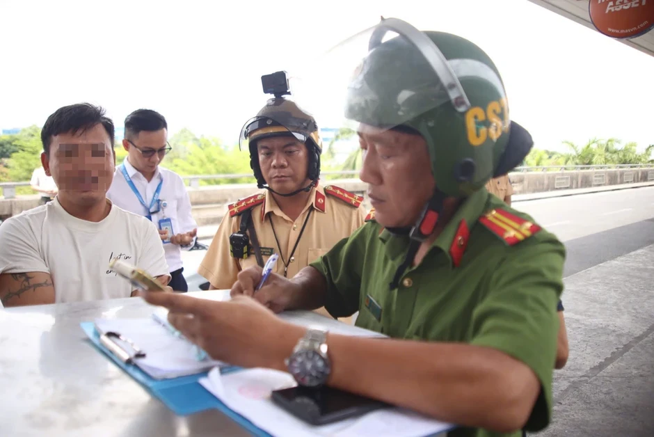 CSGT kiểm tra, xử lý dừng đỗ sai quy định tại sân bay Tân Sơn Nhất