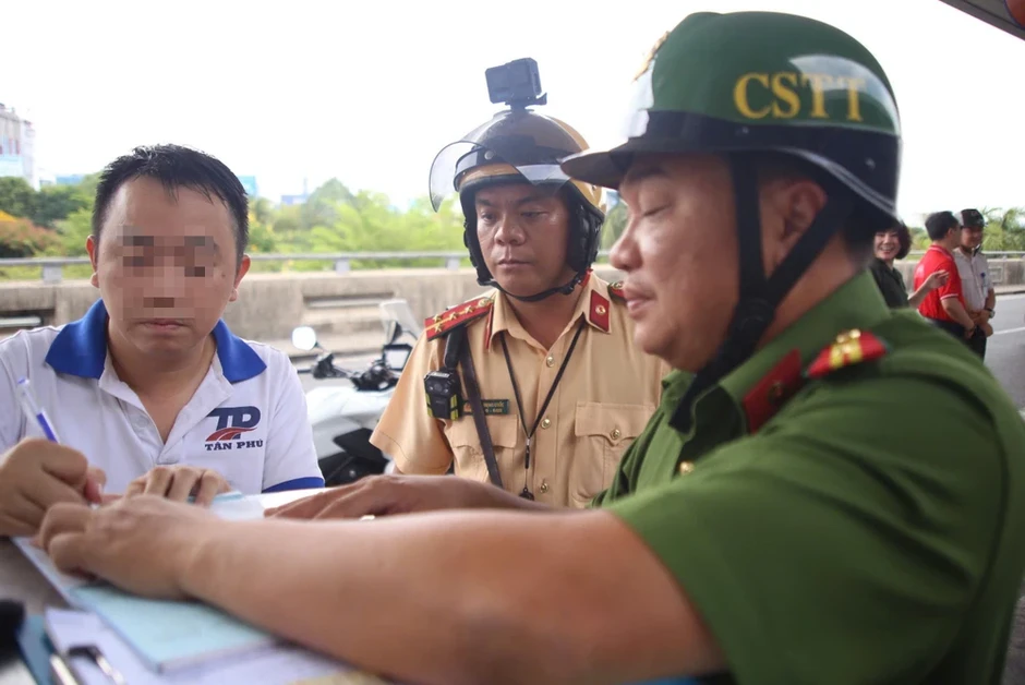 CSGT kiểm tra, xử lý dừng đỗ sai quy định tại sân bay Tân Sơn Nhất