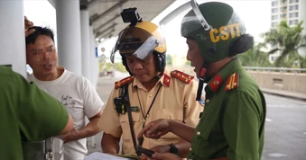 CSGT kiểm tra, xử lý dừng đỗ sai quy định tại sân bay Tân Sơn Nhất