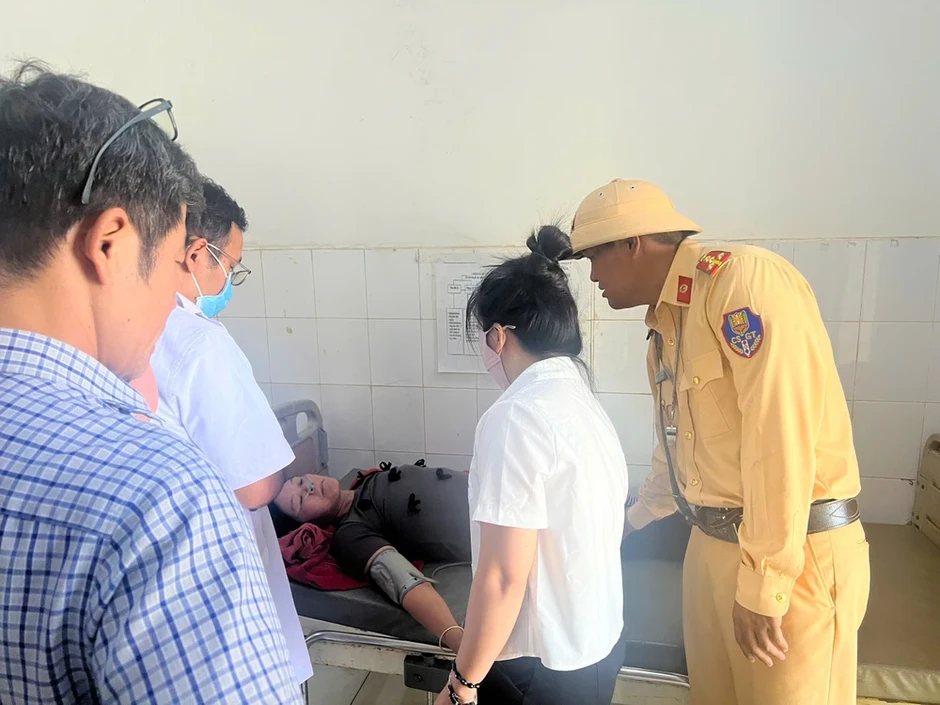 CSGT Lâm Đồng kịp thời chở một phụ nữ có biểu hiện đột quỵ đi cấp cứu tại bệnh viện