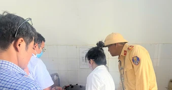 CSGT Lâm Đồng kịp thời chở một phụ nữ có biểu hiện đột quỵ đi cấp cứu tại bệnh viện