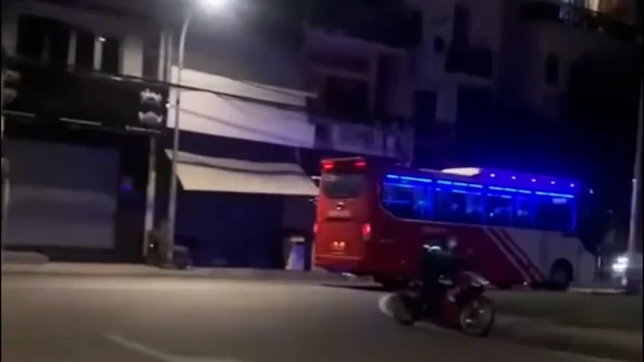 CSGT mời làm việc, xử phạt tài xế xe khách chạy ngược chiều trên đường Tân Sơn CSGT mời làm việc, xử phạt tài xế xe khách chạy ngược chiều trên đường Tân Sơn