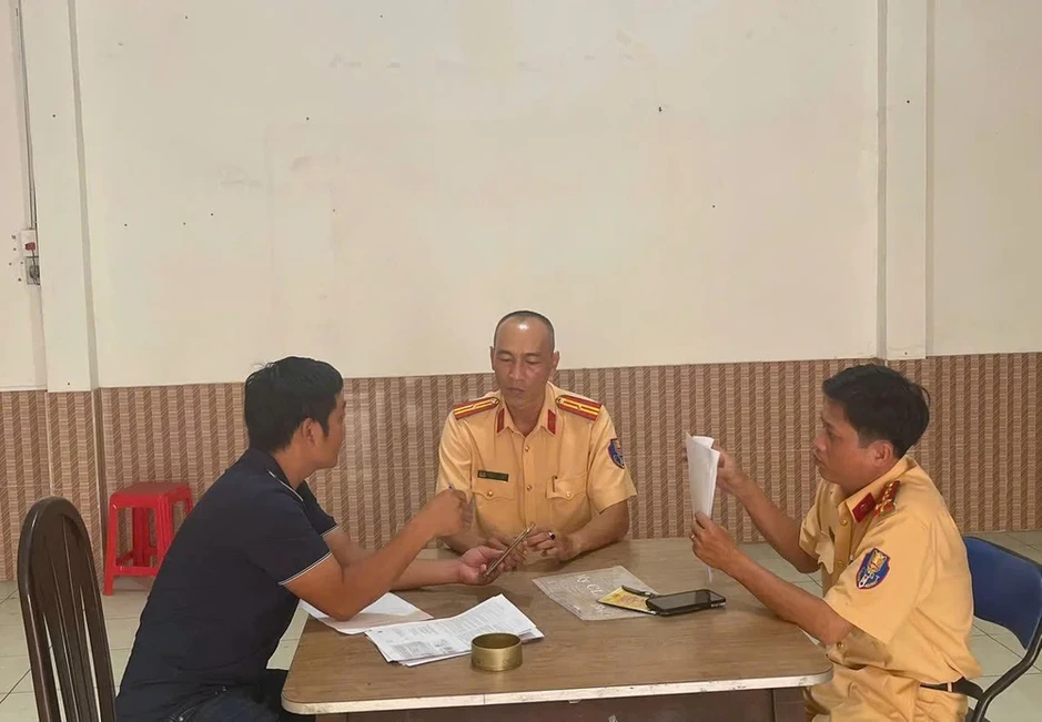 CSGT mời làm việc, xử phạt tài xế xe khách chạy ngược chiều trên đường Tân Sơn CSGT mời làm việc, xử phạt tài xế xe khách chạy ngược chiều trên đường Tân Sơn