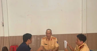 CSGT mời làm việc, xử phạt tài xế xe khách chạy ngược chiều trên đường Tân Sơn