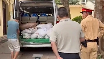 CSGT phát hiện nửa tấn thịt lợn bẩn, dương tính virus trên xe khách