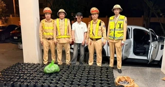 CSGT phát hiện ô tô bán tải chở 192 bình nghi khí cười lúc rạng sáng